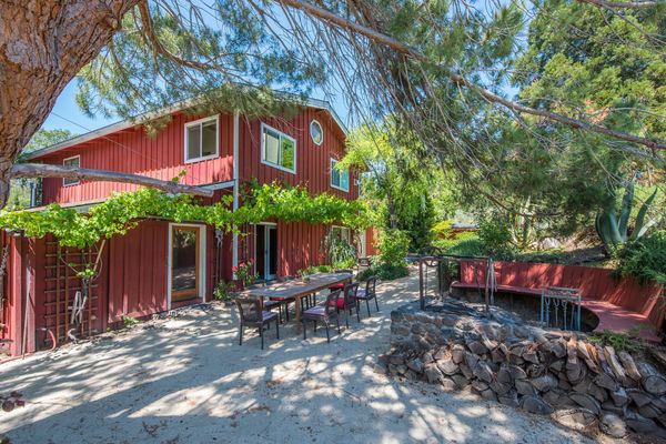 Wine country estate- 4 beds, POOL, JACUZZI, TENNIS COURT, POND, GAME ROOM, BILLIARDS, & CHICKENS.