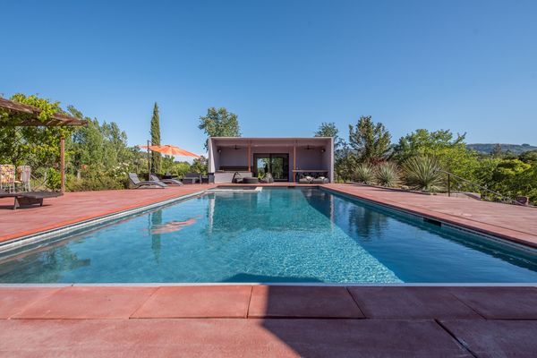 Wine country estate- 4 beds, POOL, JACUZZI, TENNIS COURT, POND, GIANT CHESS, GAME ROOM, BILLIARDS, TRAMPOLINE & CHICKENS.