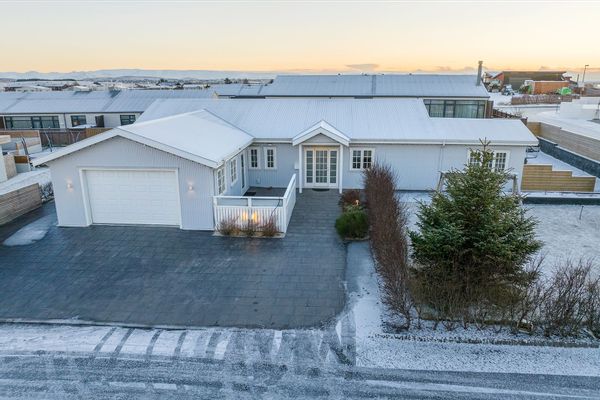 Unique Family Home in a Tranquil Setting, Just Minutes from Reykjavík - Kjartan and daughters home