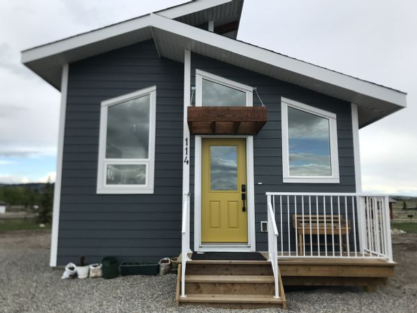 Cottage by the lake. Gateway to the mountains