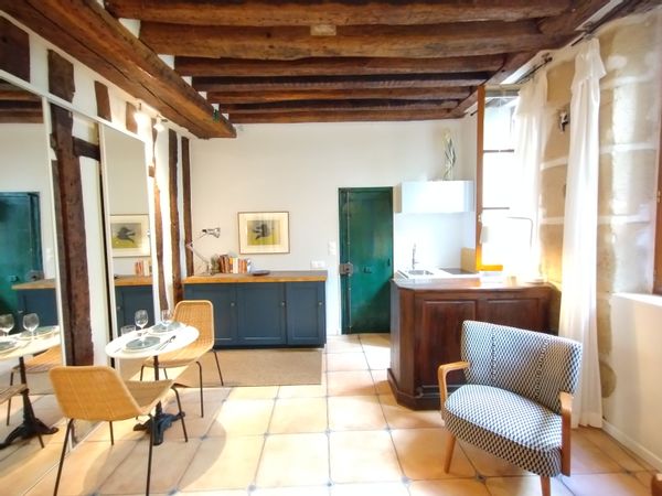 Cozy Marais. Heart of city. Truly Central. Rue Charlot, 75003. Studio Apartment.