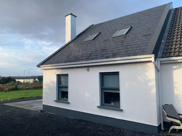 Coastal, cosy, modern home, Furbo, Connemara, 1km from beach on the Wild Atlantic Way.
