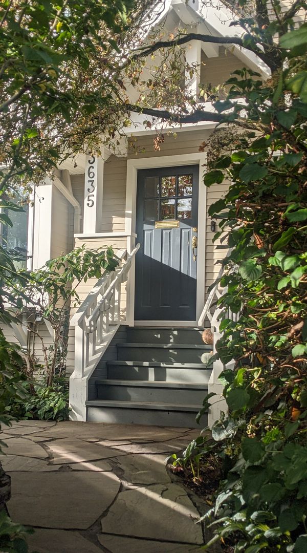 Peaceful Kitsilano half-duplex, close to beaches, forest, and restaurants.