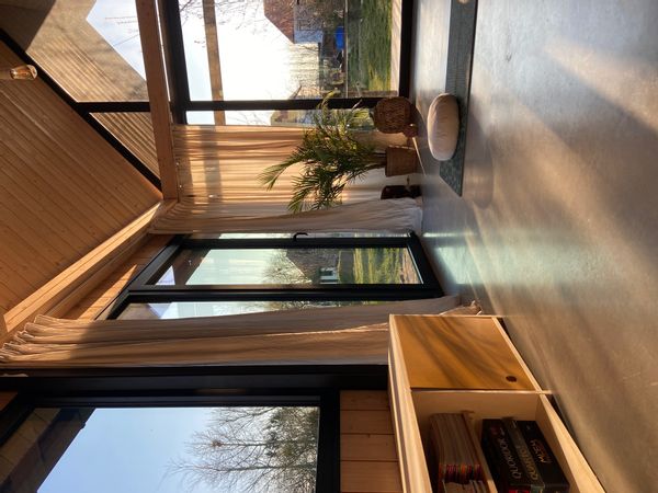 Een gezellige houten cabin in een rustige omgeving dichtbij Gent.