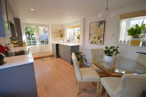 Garden cottage in riverside location (1 hour from London)