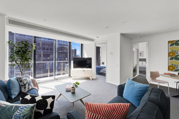 2 Bedroom 2 bathroom Apartment with 3 queen beds in the heart of the city :)