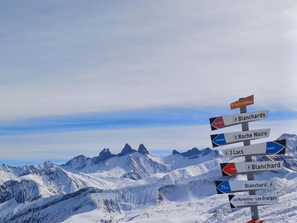 Au pied des pistes Baisse GP en basse saison pr les randonneurs en montagne, col de la croix de fer!