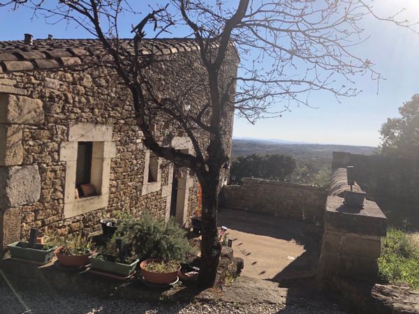 Maison drômoise vue sur coucher de soleil, le mont Ventoux et le château de Grignan