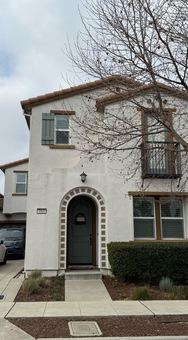 Modern Home in Lovely Town Adjacent to San Francisco