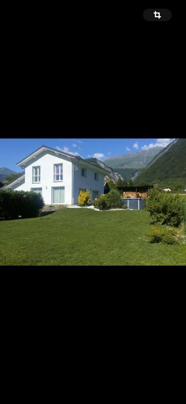 Maison moderne proche montagnes