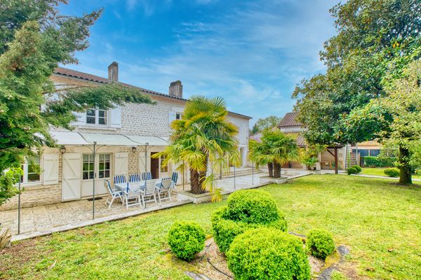 Maison ancienne avec piscine au coeur du Périgord