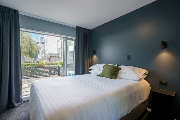 Auckland Central Modern Room in Townhouse with car park.