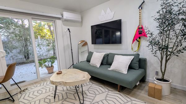 Scandi Studio in Mar Vista with Backyard