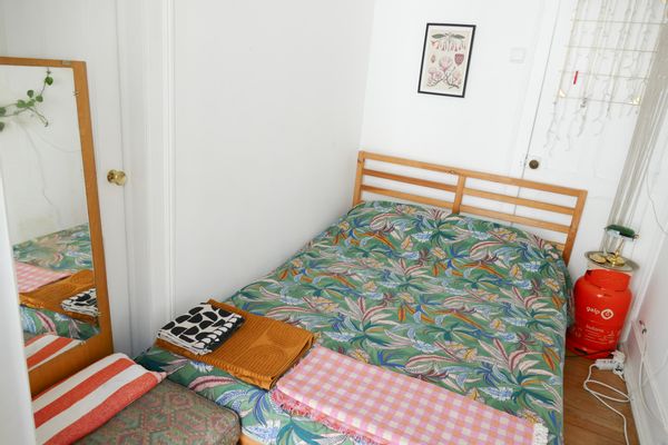 Private room with balcony in gorgeous, traditional Lisbon apartment