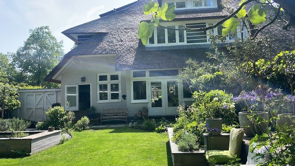 Karakteristiek stadshuis in de buurt van diverse parken