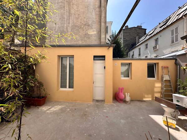 Quiet little house in Paris city