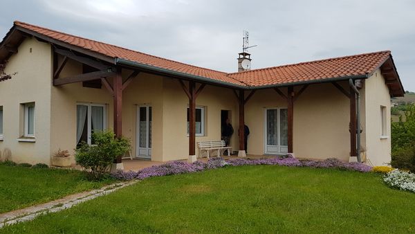 Chambre disponible dans une grande maison avec toutes commodités sur un grand terrain clos, dans les vignobles du Beaujolais et Bourgogne