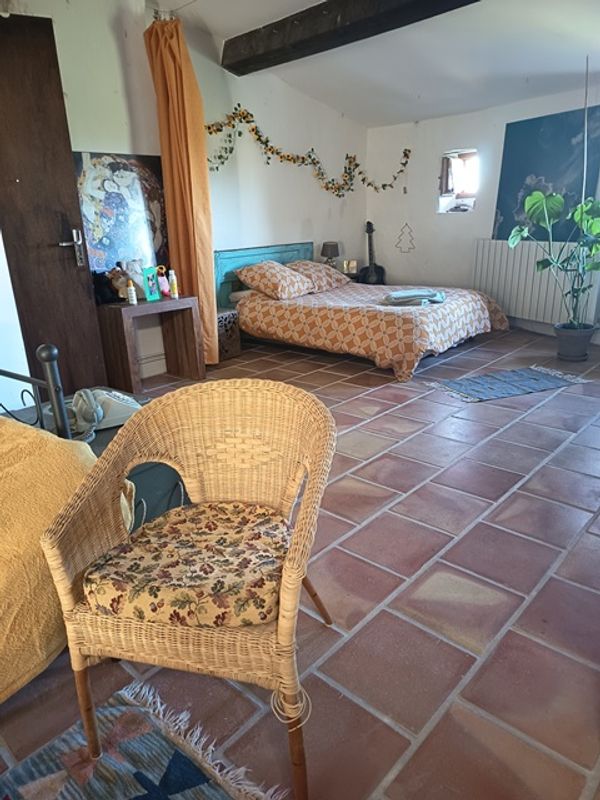 Ancienne maison de village restaurée en plein cœur du centre médiéval avec une superbe vue.