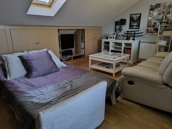 Buhardilla luminosa con despacho e iluminación circadiana