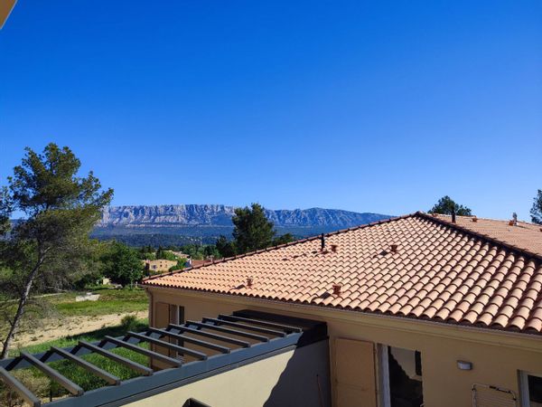 Apartment near Sainte-Victoire, in the heart of Provence and 20 km from Aix-en-Provence