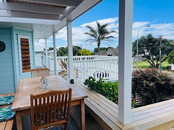 3 bed/2 bath, sea views, 30 seconds to beach Renovated 2025, relaxed vibe Close to shops, cafes etc