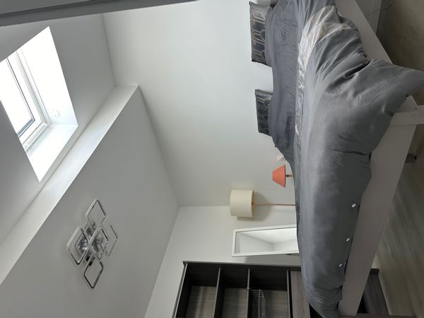 L'appartement du château se situe dans un bourg de 1593hab à Alzonne. La commune autrefois fortifiée est entourée du Canal du midi, de la Vernassonne, du Fresquel, du ruisseau du Rebenty et du Reboulidou et par divers petits cours d'eau. La commune possède un patrimoine naturel remarquable Natura 2000 (la vallée du lampy). Alzonne est situé entre Carcassonne connu pour son célèbre château, le lac Saint-Férréol mais aussi Castelnaudary connu pour sa célèbre fête du cassoulet et bien d'autres villages attractifs ou sites de randonnées. Soit tout près des sites touristiques mais avec la tranquillité d'un village paisible, idéal pour se ressourcer.