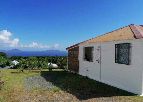 Bungalow 1 chambre en pleine nature face aux Saintes