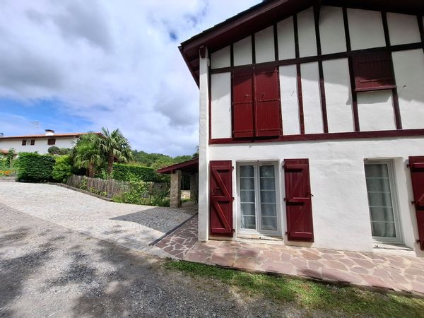 Ascain - Appartement rez de jardin dans maison individuelle