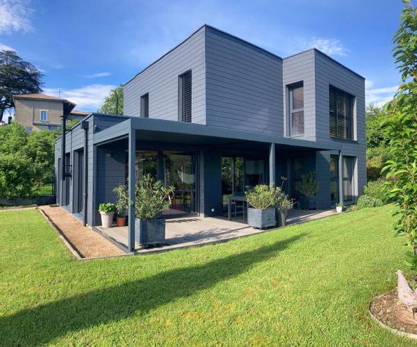 Apéro au milieu des vignes avec une vue imprenable sur la Roche de Solutré.