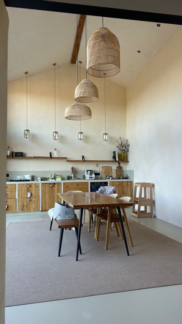 Joli maison en pierres dorées dans hameau calme