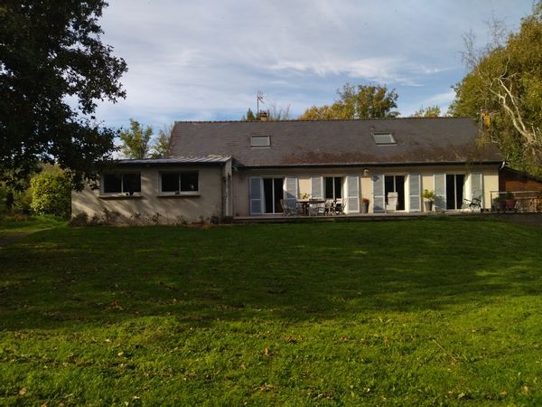 La maison de Anne Maison spacieuse, au calme, dans un grand terrain à 7 min à pied de la plage.