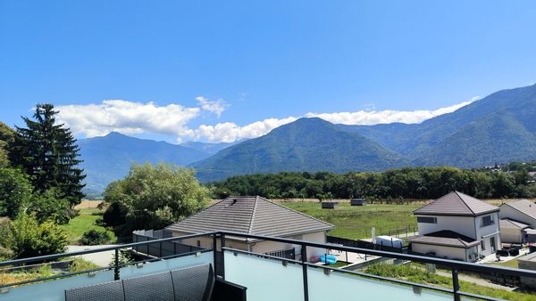 Dans les Alpes, au cœur de la Savoie, avec vue sur les montagnes et proche des lacs