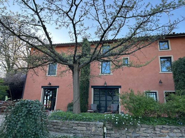 Chambres à dispositions dans maison avec jardin piscine et vue unique sur les alpes aux portes de lyon (25 mn) , bus metro