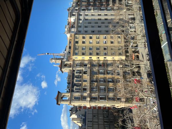 Pisazo en Sagrada Familia, BCN. Me interesa mucho: Menorca, Mallorca, Fuerteventura y Lanzarote.