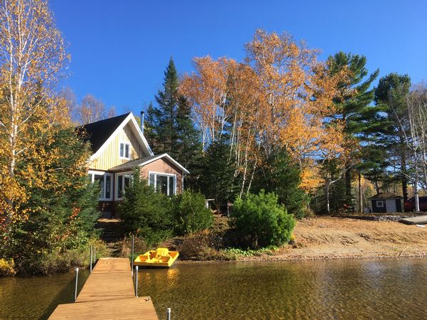 Charment petit chalet sur le bord du lac Ouareau.