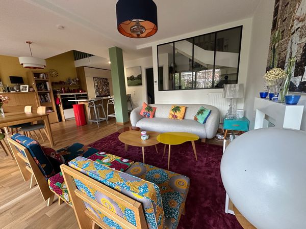 duplex parisien avec terrasse au bord de la coulée verte au pied des magasins et des transports