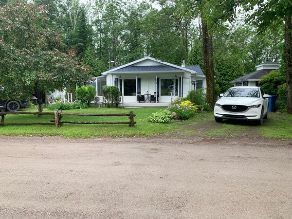 Mignon petit chalet au bord du majestueux Lac St-Jean