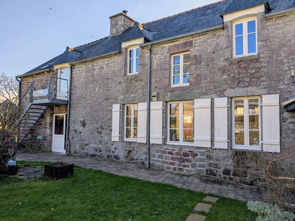 Sur la presqu'île du Cap Fréhel, maison au calme idéalement située à 15 mn à pied des plages.