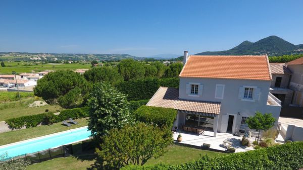 La maison de Mag en Provence dans un charmant village. Climatisée,grand jardin clôturé, piscine
