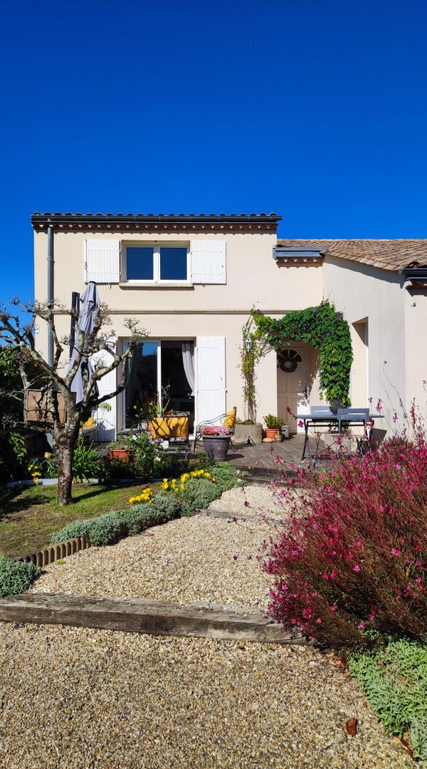 La maison de Bernard  située au cœur  d' une petite  ville a deux pas de tout  commerces et du marche (jeudi et samedi  ) ,a10mn  a pied   piscine  couverte  ,complexe cinéma   salle de jeux pour enfants et nombreux restaurants situe  a 30 mn de   Bordeaux  , St Emilion  , Blaye ,  les 3 sites classes au patrimoine de l' unesco nous sommes a1h30  des plages  Royan   Bassin d’Arcachon  ' Lacanau    et chateaux  du  Medoc  Libourne St andre  de cubzac est desservi  par  des  bus  et train  ( gare 10mn a pied) parc et relais   trams   a 15mn  en voiture   (Parc   la gardette    lormont) acces  autoroute   2mn