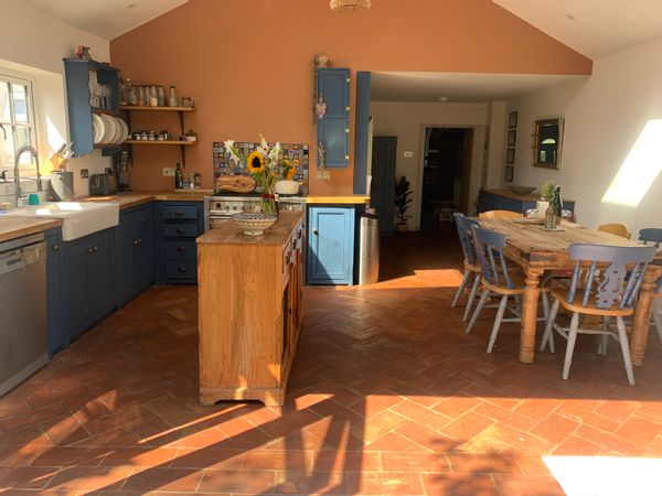 Cosy 3 bedroom family-friendly cottage. Only 5 minutes walk from the top of Catherine Hill, Frome, and 10 minutes walk from the beautiful woodland riverside walks of Vallis Vale. Easy walking distance to wonderful restaurants such as the High Pavement, Bistro Lottie, the Ship Coop, the Good Heart and the fab event space, Cheese and Grain. Our family home has original features with a spacious and enclosed garden that has gate at the bottom into a beautiful community garden. The space Please note, this is our family home that we are renting during the summer/ holidays. It has got everything you need for a family holiday- from trampoline and small play area in the garden, a wood burning stove for cooler evenings. There is also a small, shallow unfenced pond in the garden (FYI if you have very little ones) . Bedroom 1 is a king size with en suite on the first floor, this can also fit a sing