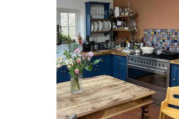 Cosy 3 bedroom family-friendly cottage. Amazing location and private garden backing onto wonderful community garden