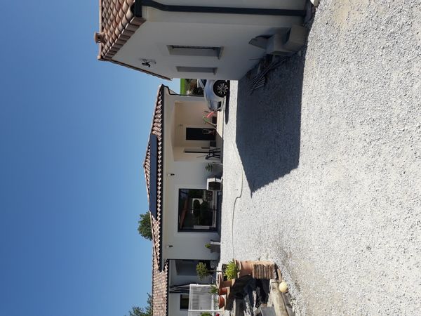 La maison spacieuse avec une parcelle totale de 1700 m² avec une piscine au sel totalement sécurisé. Il y a un lac à moins de 5 minutes avec des activités aquatiques et plusieurs randonnées. Les Pyrénées et la mer se trouvent à 1h.