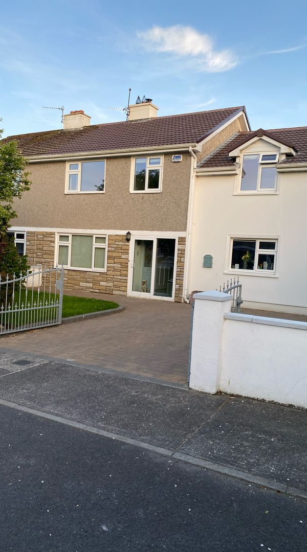 Triona's house My house is in Westport town. It is a 6/7 minute walk from the town centre. Westport offers so many tourist attractions, including great restaurants, cafés, bars, shops, etc. Westport is a coastal town, situated near Croagh Patrick and many beaches. There is access from just outside my house to the well-known Greenway, which leads to Achill Island., It is a family-friendly home. A semi-detached 4 bedroom house in a friendly neighbourhood.