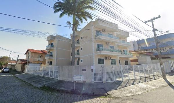 Apartamento espaçoso, com suíte e varanda, no centro de São Pedro da Aldeia.