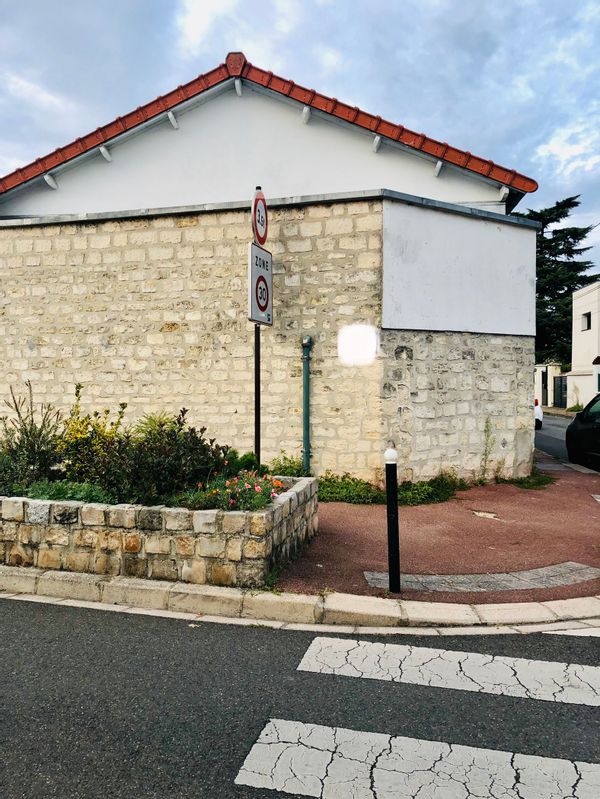 Logement de type loft 10 mn à pied des transports Bus RER A en direct pour Paris en seulement 20 mn.