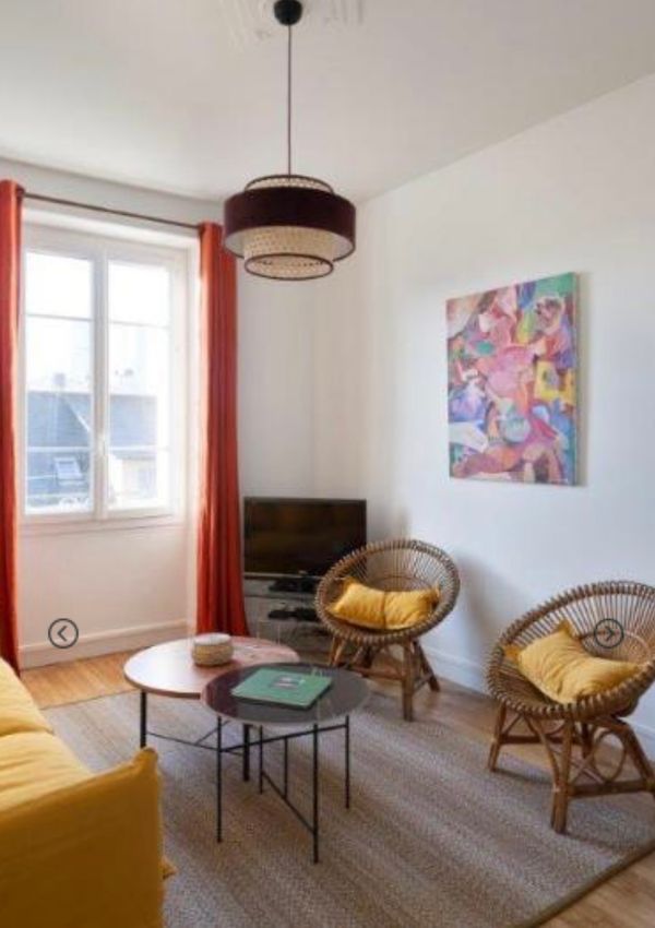 Bienvenue dans mon appartement situé en plein centre-ville de Rennes, idéal pour découvrir la capitale bretonne ! D’une superficie de 50 m², il est lumineux, confortable et parfaitement équipé pour un séjour agréable.