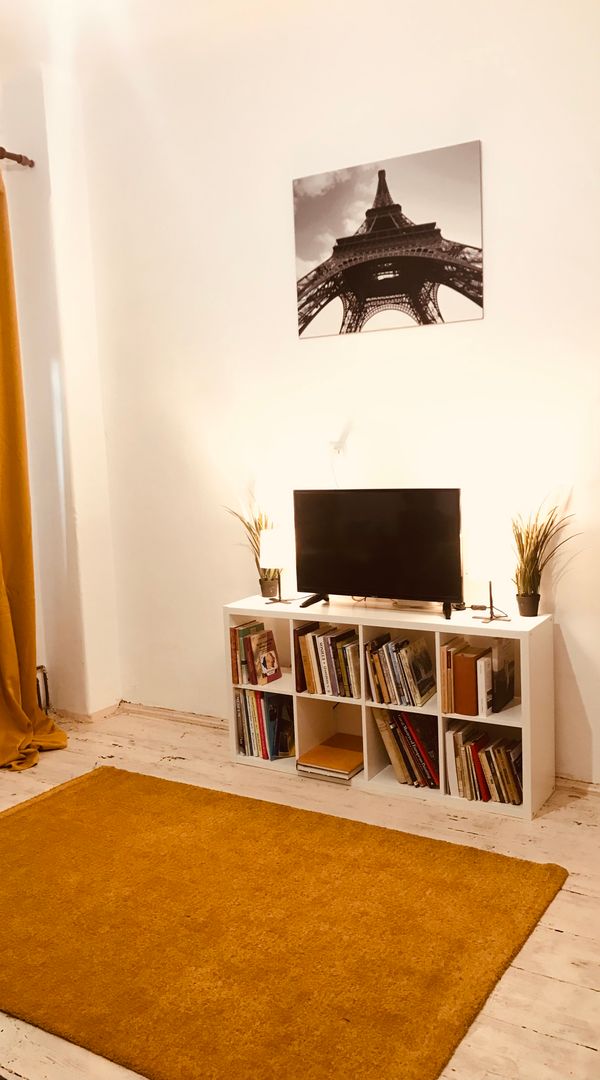 Come enjoy a cup of cocoa in this quiet town house minutes away from the entertaining old town in Bucharest