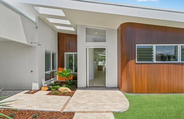 Newly renovated house a short 450 meter walk from Tallebudgera Creek.