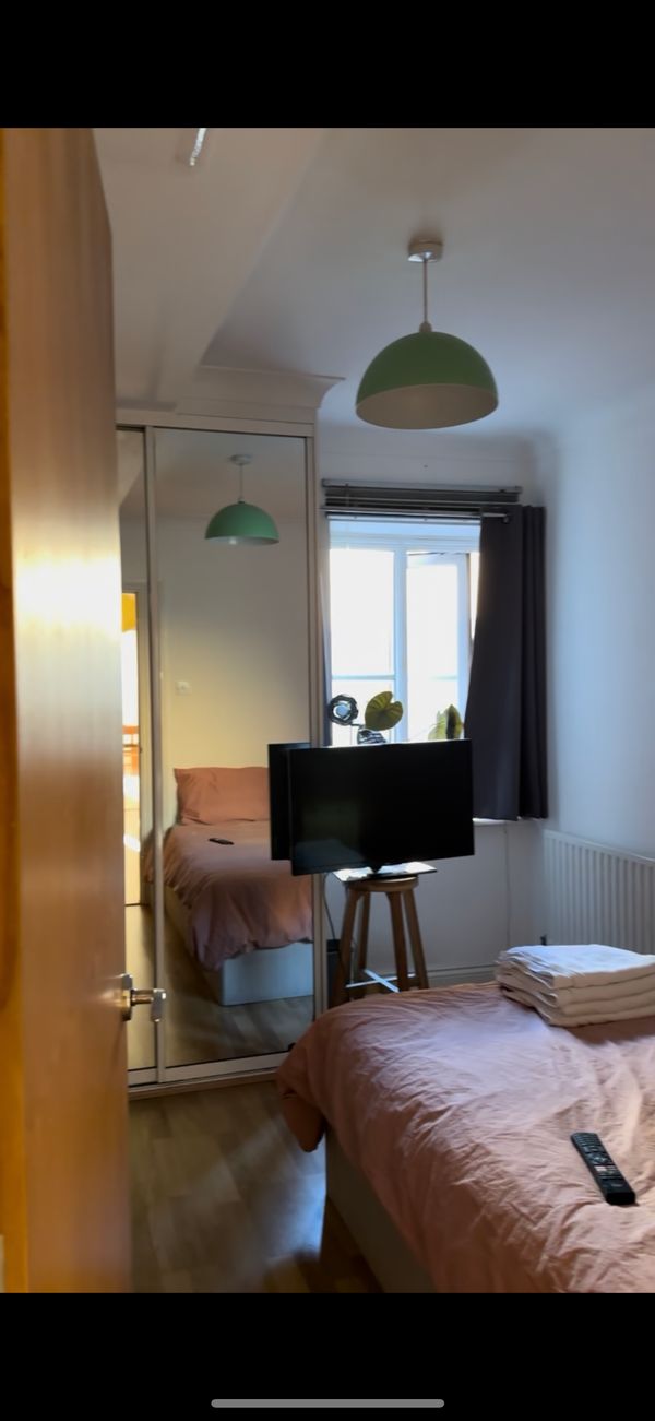Comfy Apartment in Limehouse. Very easy access to Central and East London